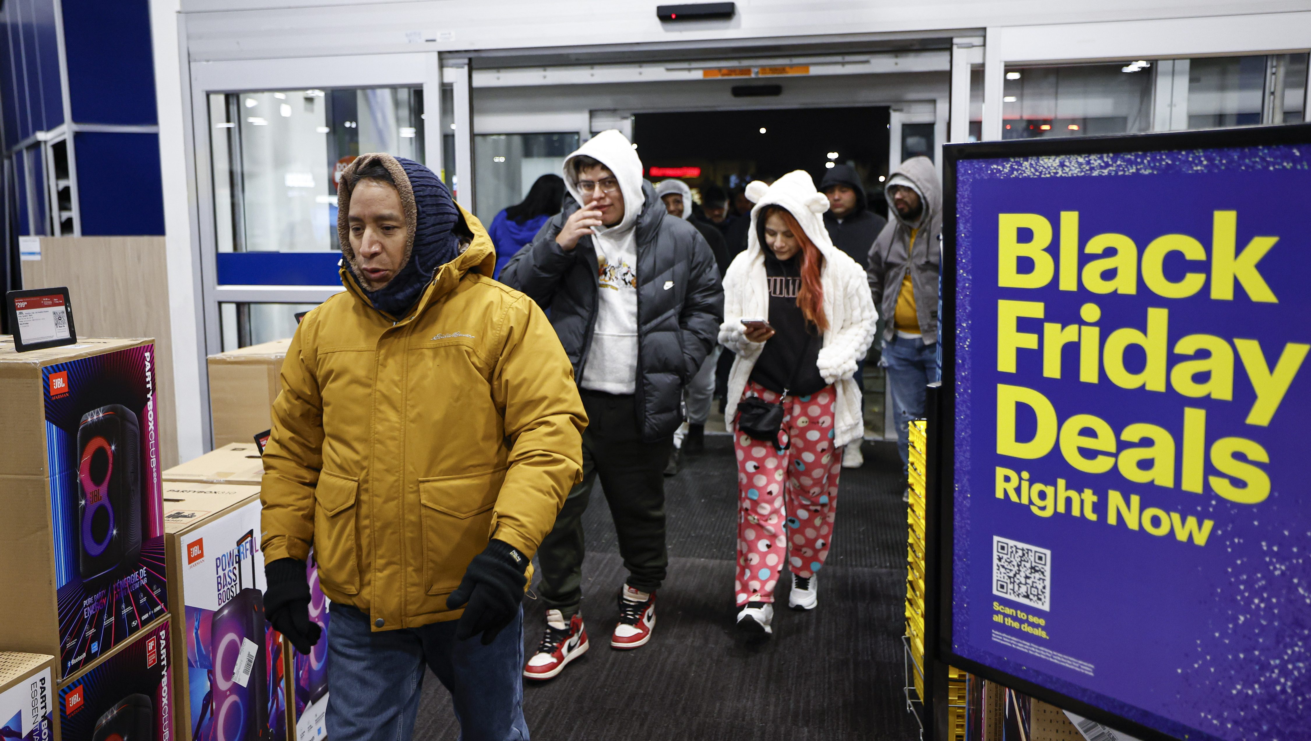 What Time Do Stores Close on Black Friday? Major Stores’ Hours – Hollywood Life