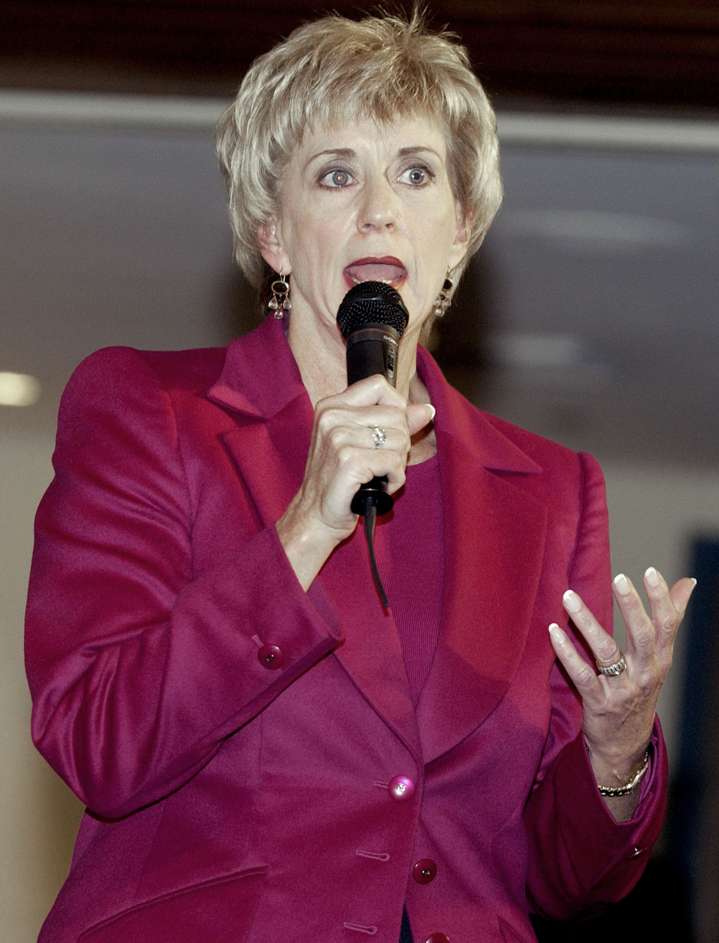 Linda McMahon e Vince McMahon então e agora: Fotos Linda McMahon fala em um voto! entrevista coletiva em 2 de fevereiro de 2003