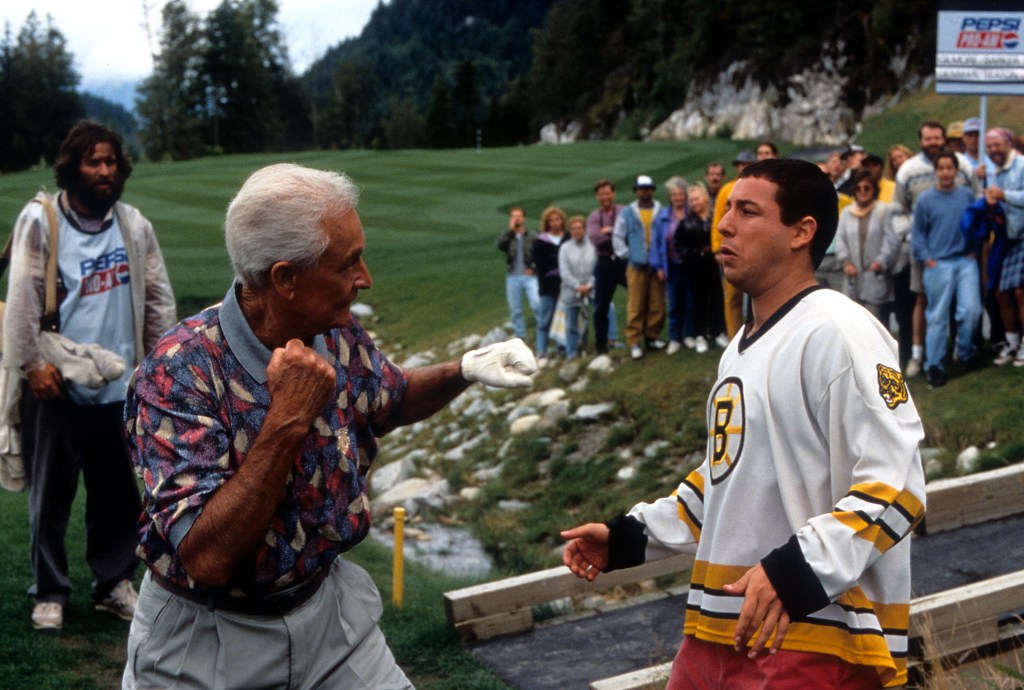 Bob Barker se prepara para golpear a Adam Sandler en una escena de la película 'Happy Gilmore', 1996. (Foto de Universal/Getty Images)