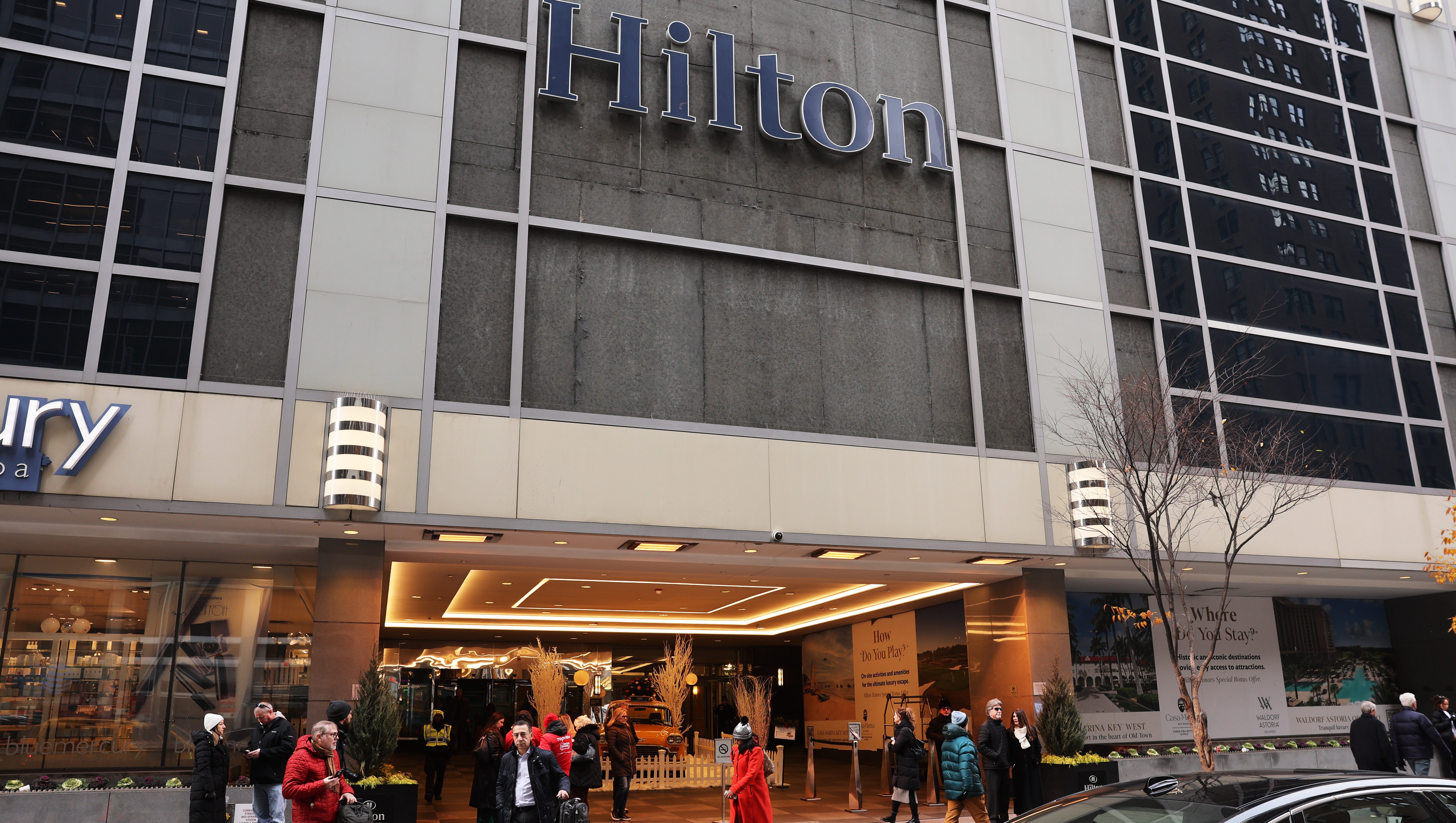 NEW YORK, NEW YORK - DECEMBER 04: The Hilton Hotel in Midtown Manhattan stands where United Healthcare CEO Brian Thompson was fatally shot on December 04, 2024 in New York City. Brian Thompson was shot and killed before 7:00 AM this morning outside the Hilton Hotel, just before he was set to attend the company's annual investors' meeting. (Photo by Spencer Platt/Getty Images)