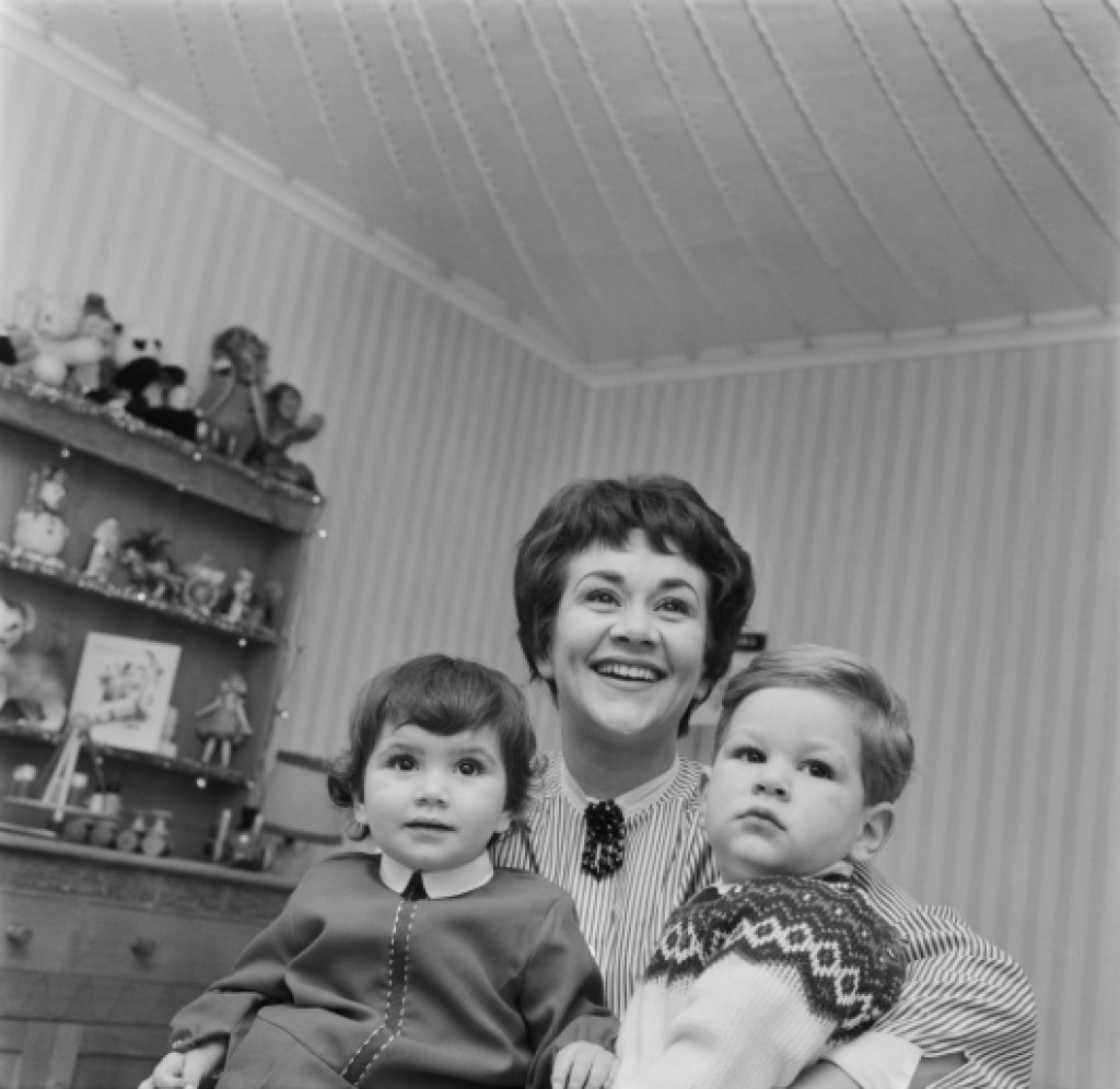 English actress Joan Plowright, the wife of actor Sir Laurence Olivier, with their children Tamsin and Richard, UK, 13th January 1964. (Photo by Evening Standard/Hulton Archive/Getty Images)