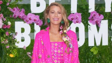  Blake Lively promotes "It Ends With Us" at Betty Blooms Pop-Up in Chelsea on August 03, 2024 in New York City. (Photo by Gotham/Getty Images)