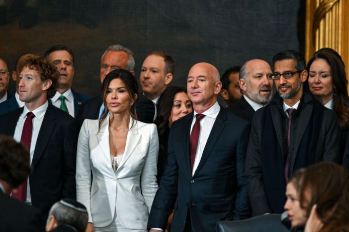 Lauren Sanchez & Jeff Bezos Holding Hands