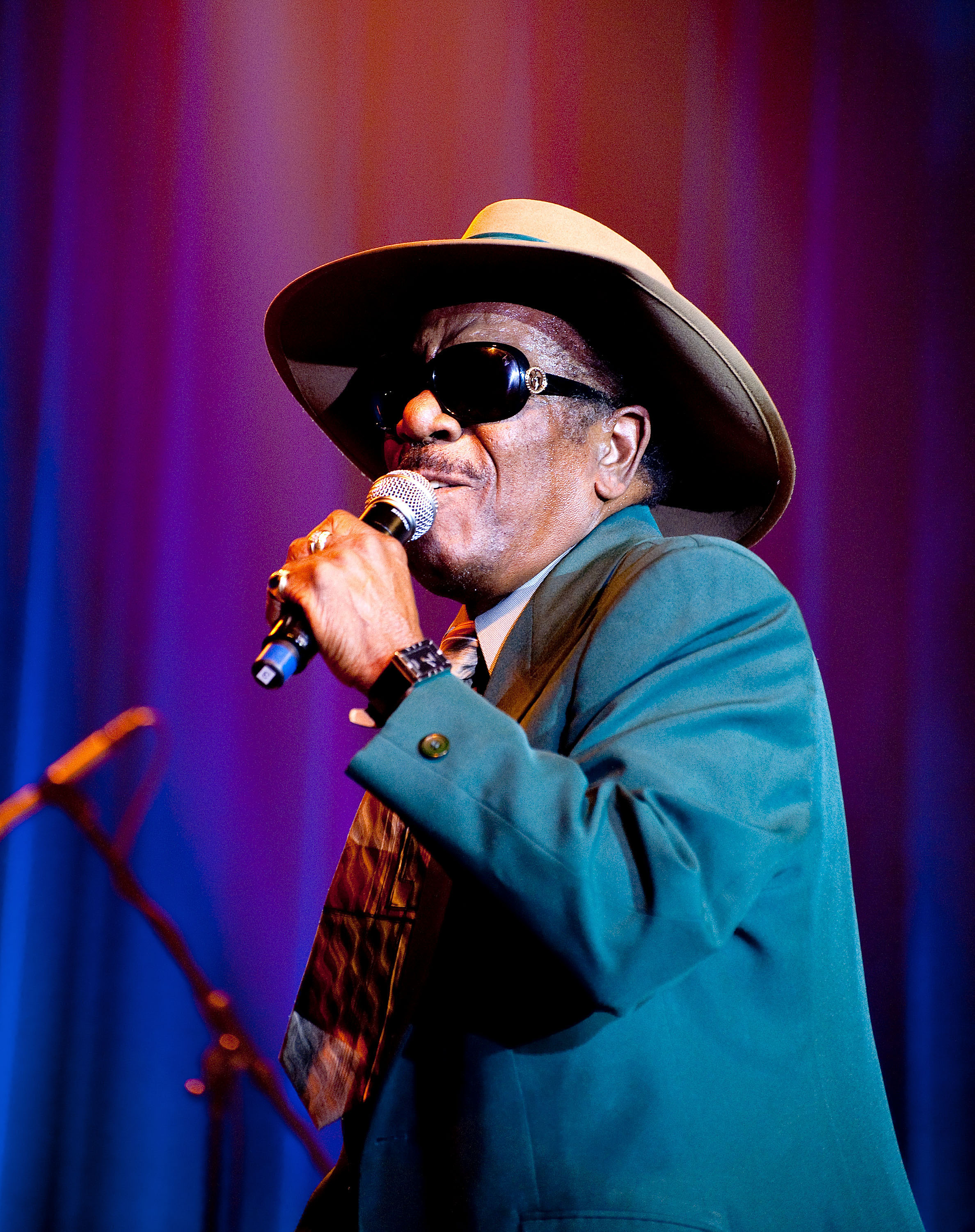 Albuquerque, NM - 02 de enero: el cantante de soul Brenton Wood se presenta en el escenario del Teatro Legends de Route 66 Casino el 2 de enero de 2010 en Albuquerque, Nuevo México. La madera obtuvo tres top 40 hits durante 1967, incluyendo "Dame un pequeño signo" que alcanzó el #9. (Foto de Steve Snowden/Getty Images)