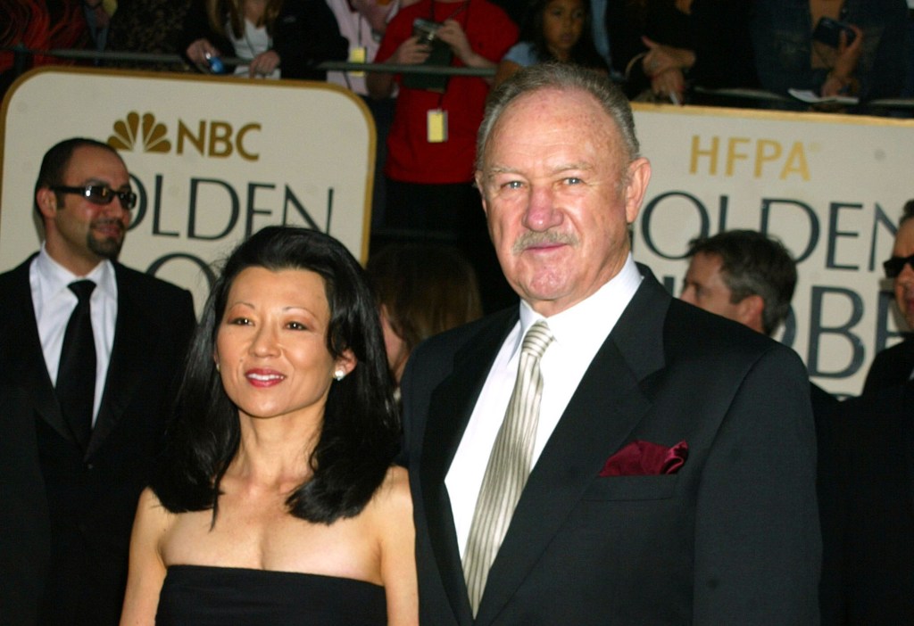 Gene Hackman e esposa Betsy Arakawa durante o 60º Globo de Ouro Anual - Chegadas no Beverly Hilton Hotel em Beverly Hills, Califórnia, Estados Unidos. (Foto de Jeffrey Mayer/WireImage)