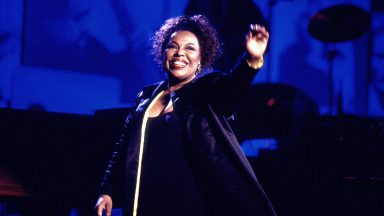 Kekayaan bersih Roberta Flack: Berapa banyak uang yang dihasilkan penyanyi ikonik