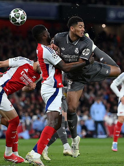 LONDON, ENGLAND - APRIL 08: Jude Bellingham of Real Madrid shoots at goal whilst under pressure from Thomas Partey of Arsenal during the UEFA Champions League 2024/25 Quarter Final First Leg match between Arsenal FC and Real Madrid C.F. at Emirates Stadium on April 08, 2025 in London, England. (Photo by Justin Setterfield/Getty Images)
