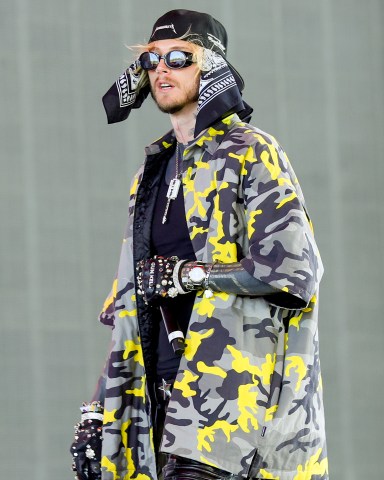 INDIO, CALIFORNIA - APRIL 11: (FOR EDITORIAL USE ONLY) MGK performs with Three 6 Mafia at the Sahara Tent during the 2025 Coachella Valley Music and Arts Festival at Empire Polo Club on April 11, 2025 in Indio, California. (Photo by Arturo Holmes/Getty Images for Coachella)