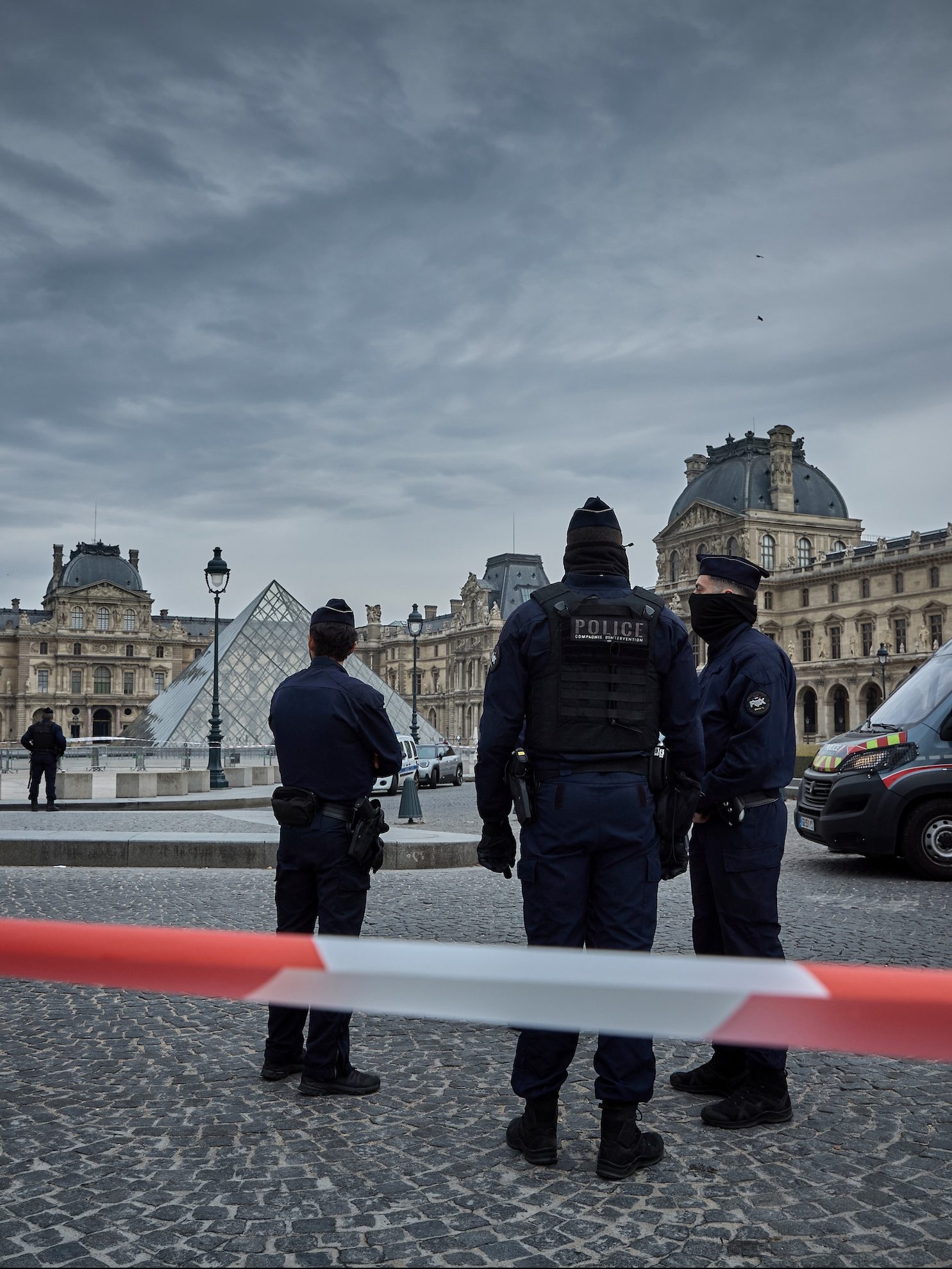 PARIS, FRANCE - OCTOBER 19: French Police officers seal off the entrance to the Louvre Museum after a Jewllery Heist on October 19, 2025 in Paris, France. France's Culture Minister, Rachida Dati, announced the closure of the world-famous art museum on X due to the robbery taking place just after the Louvre opened to the public. It is being reported that millions of pound with of historic jewellery belonging to Napoleon and Empress Josephine has been stolen. (Photo by Kiran Ridley/Getty Images)