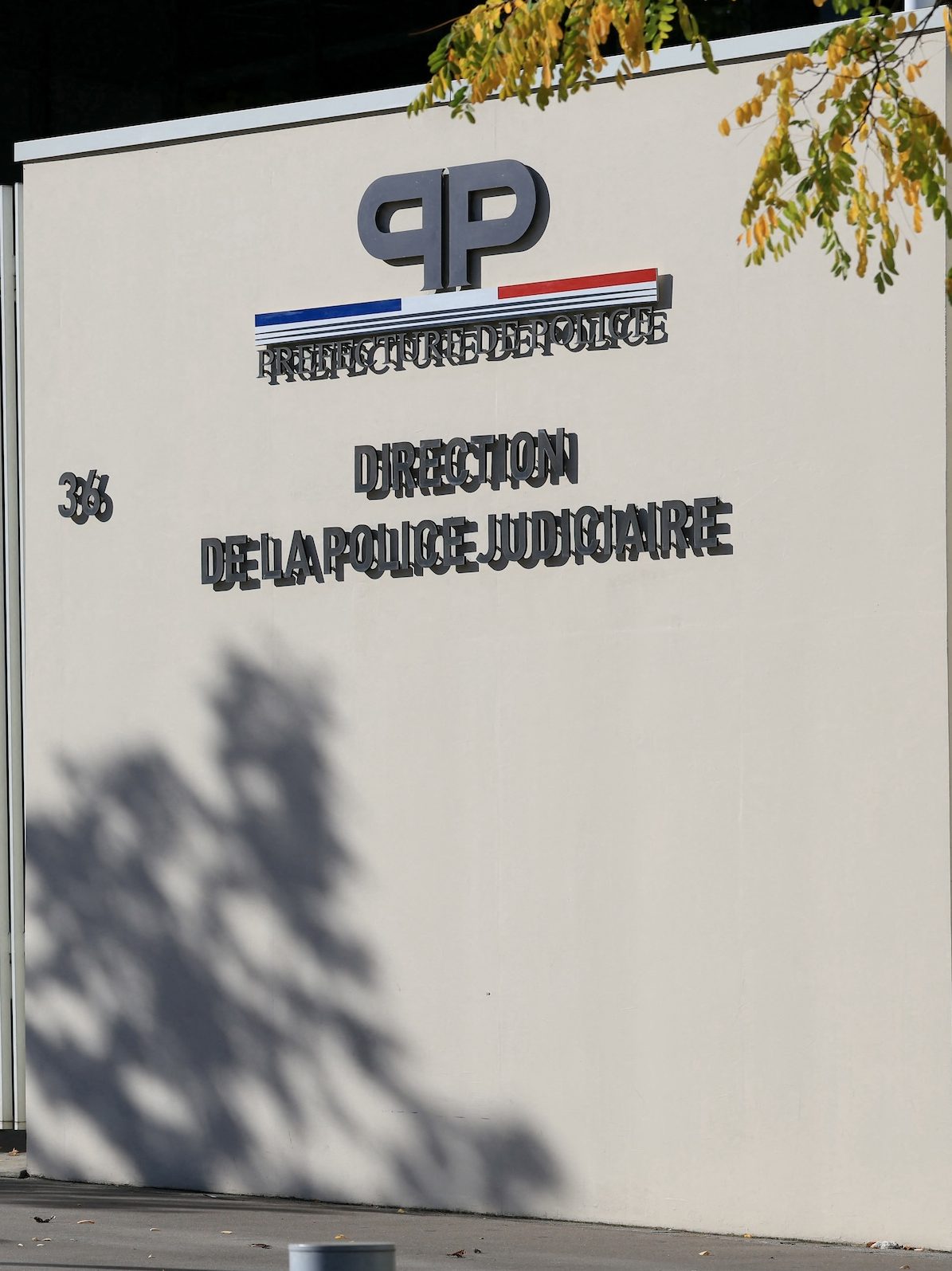 This photograph shows a journalist's camera pointed towards the headquarters of the Brigade de Repression du banditisme - BRB (Anti-organized crime squad) and the Direction Regionale de la Police Judiciaire de Paris (Paris Judicial Police) after two suspects were arrested as part of the investigation into the Louvre robbery, in Paris on October 26, 2025. A week after the spectacular theft of eight French crown jewels in a matter of minutes from the Louvre Museum, two men suspected of being part of the gang were arrested and taken into custody. In a statement on October 26, 2025, the Paris prosecutor confirmed "that investigators from the Brigade de Repression du banditisme - BRB (Anti-organized crime squad) had carried out arrests in the evening of October 25, 2025". (Photo by Alain JOCARD / AFP)