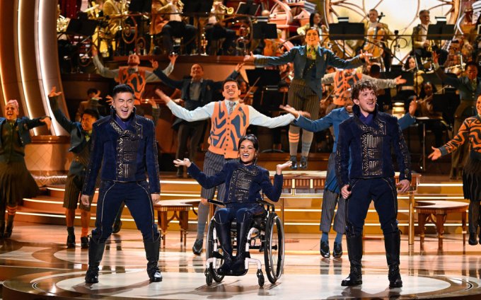 Bowen Yang, Marissa Bode y Ethan Slater