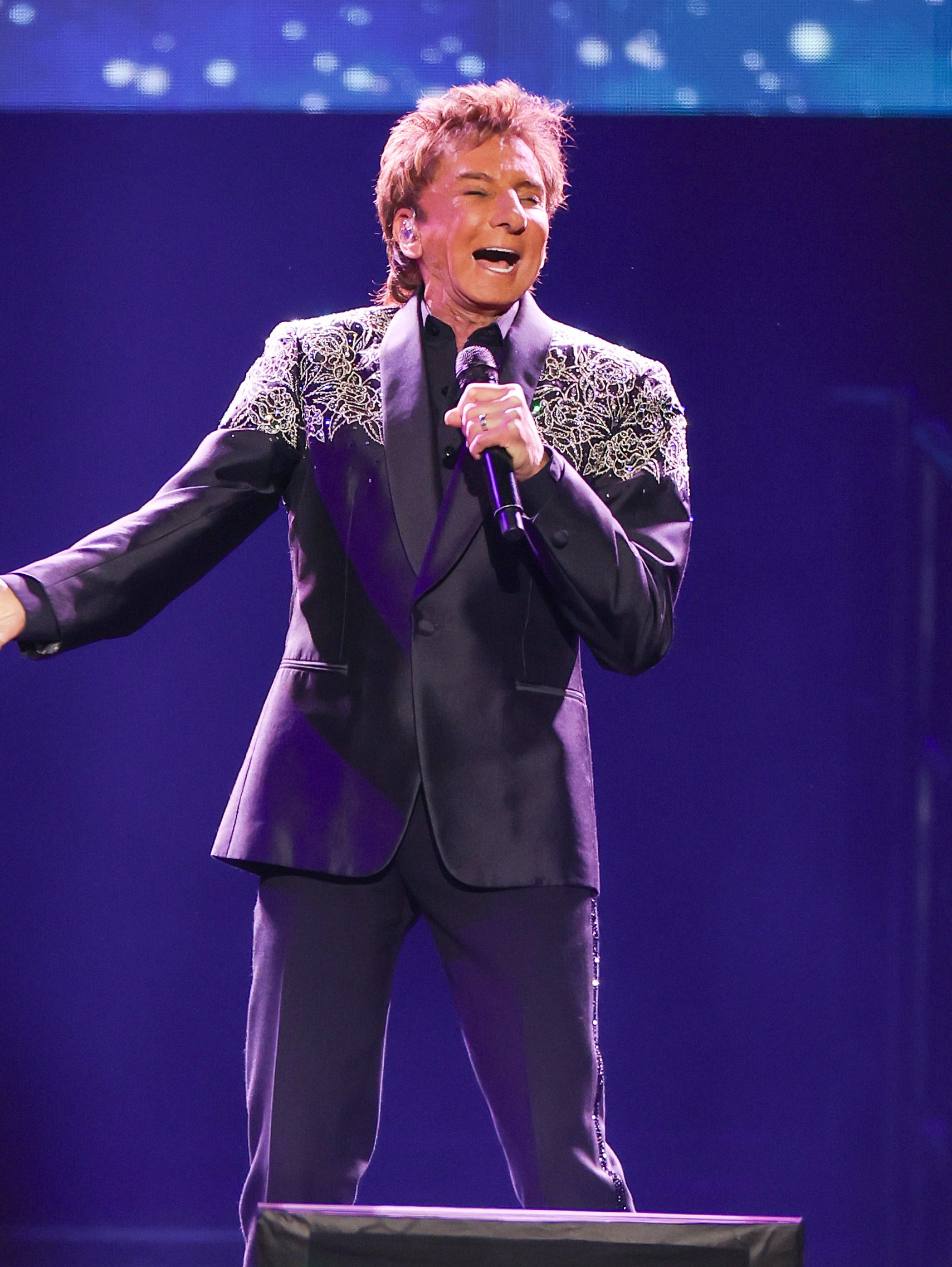 Barry Manilow's Health: Does the Singer Have Lung Cancer?