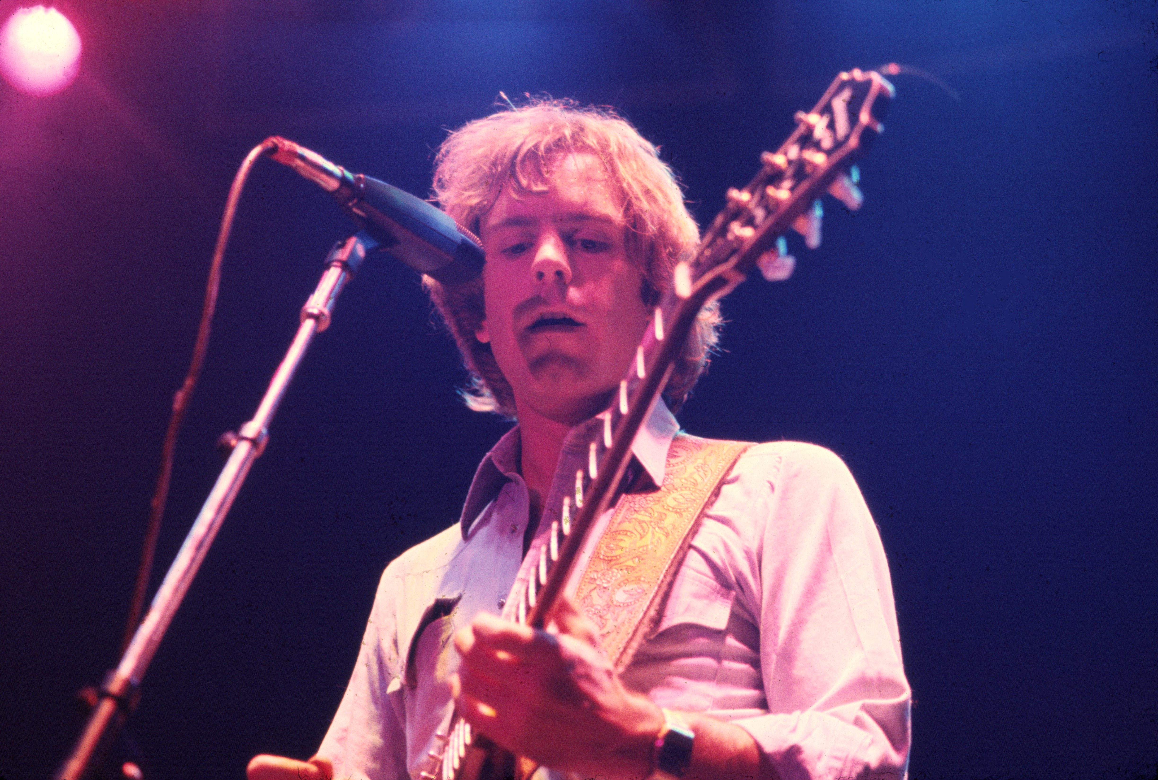 De Amerikaanse rockmuzikant Bob Weir, van de groep Grateful Dead, speelt een elektrische gitaar terwijl hij optreedt op het podium van het Nassau Coliseum (later Nassau Veterans Memorial Coliseum), Uniondale, New York, 1 november 1979. (Foto door Gary Gershoff/Getty Images)