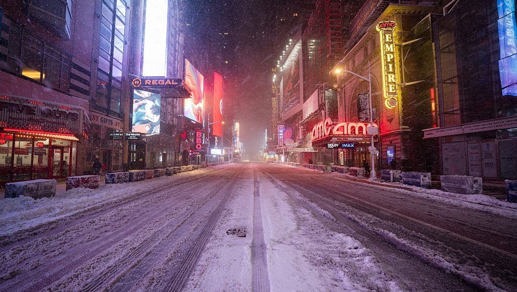 ¿Cuánto tiempo durará la prohibición de viajar en Nueva York? Actualizaciones sobre Blizzard – Hollywood Life