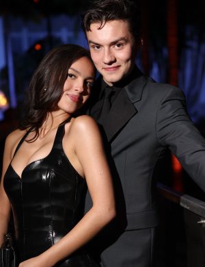 BEVERLY HILLS, CALIFORNIA - MARCH 02: EXCLUSIVE COVERAGE (L-R) Olivia Rodrigo and Louis Partridge attends the 2025 Vanity Fair Oscar Party Hosted By Radhika Jones at Wallis Annenberg Center for the Performing Arts on March 02, 2025 in Beverly Hills, California. (Photo by Matt Winkelmeyer/VF25/WireImage for Vanity Fair)