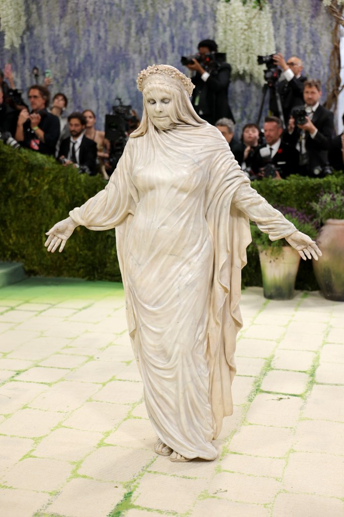 Heidi Recreated the Statue