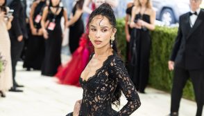 Zoe Kravitz - Newly-engaged Zoe Kravitz is gifted flowers as her early wedding plans with fian