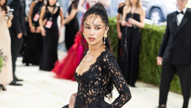 Zoe Kravitz - Newly-engaged Zoe Kravitz is gifted flowers as her early wedding plans with fian